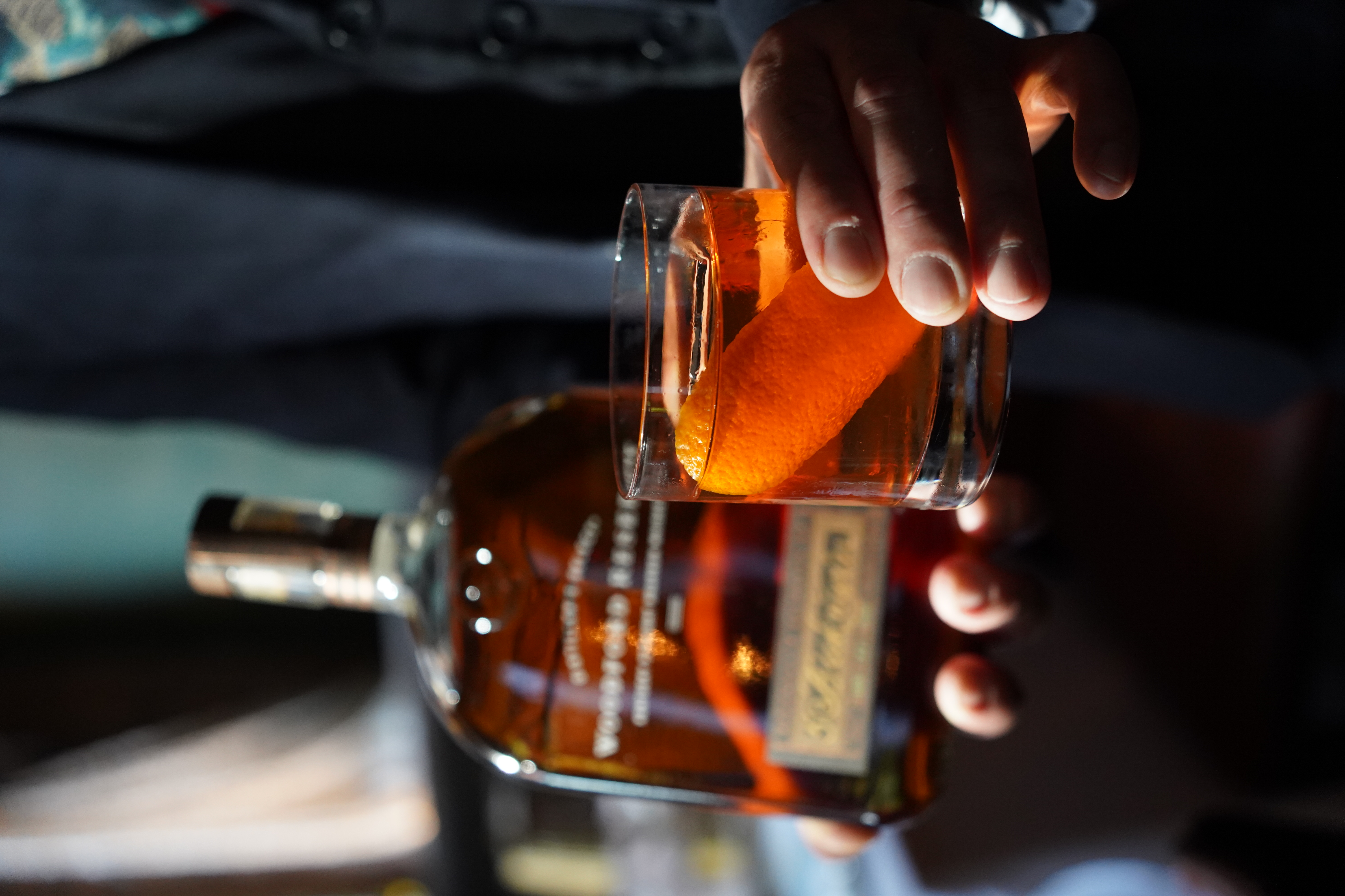 Bourbon cocktail pour